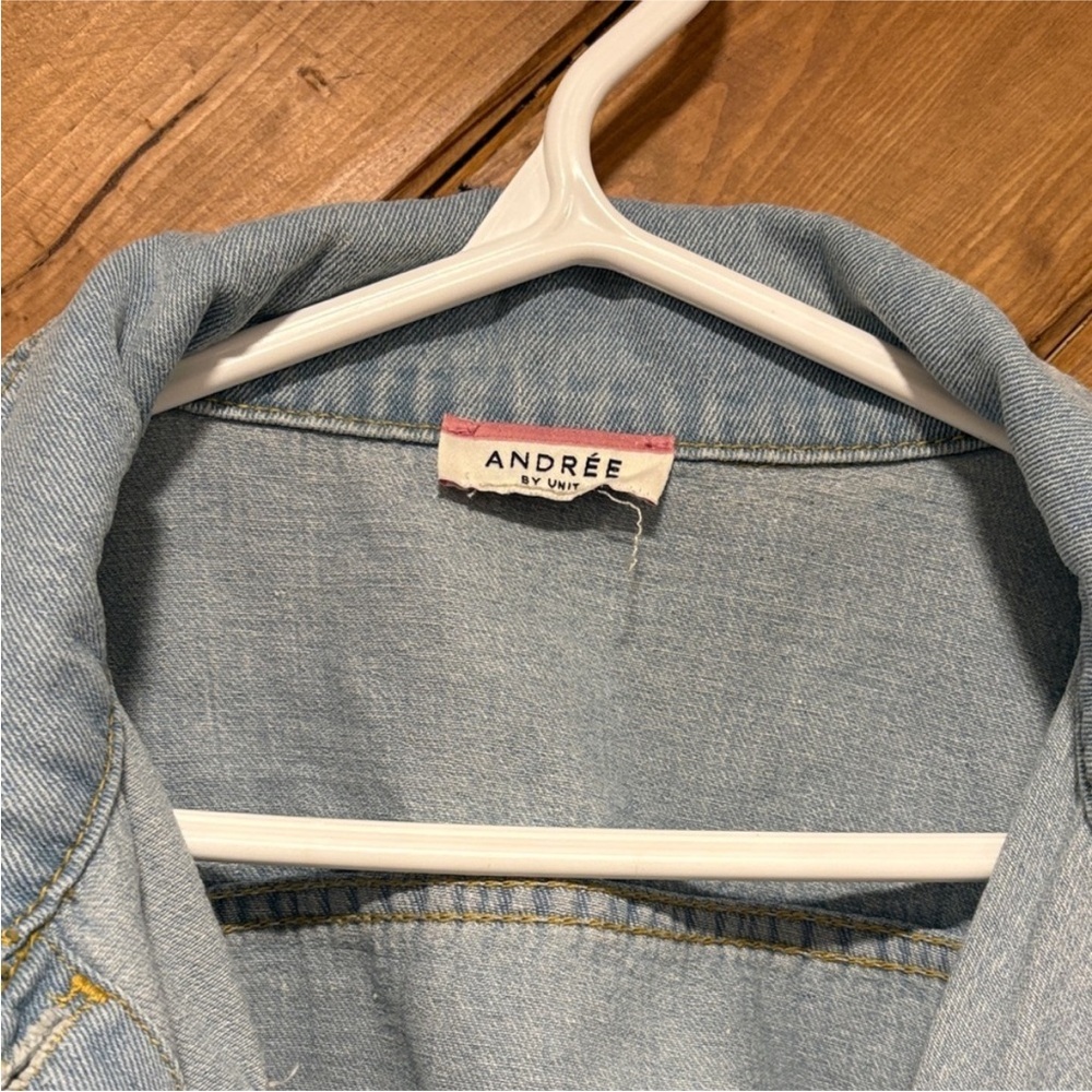 ANDREE BY UNIT Light Blue Distressed Cropped Denim Jacket - Picture 3 of 4